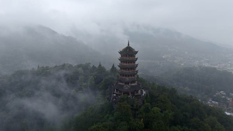 雾中古塔山景图片