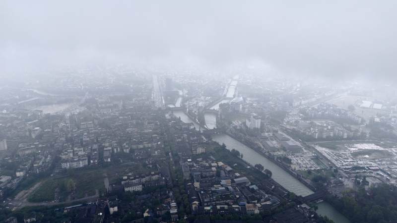 雾锁城市河景图片