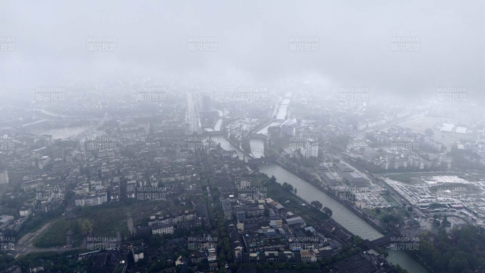 雾锁城市河景图片