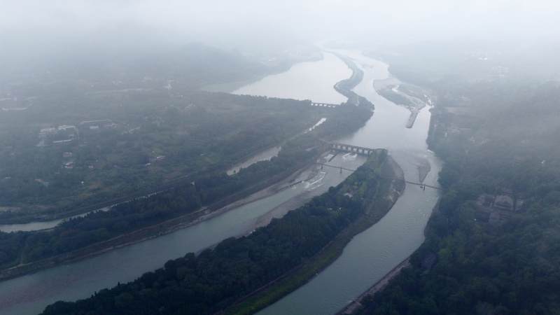 雾中河流与桥梁图片