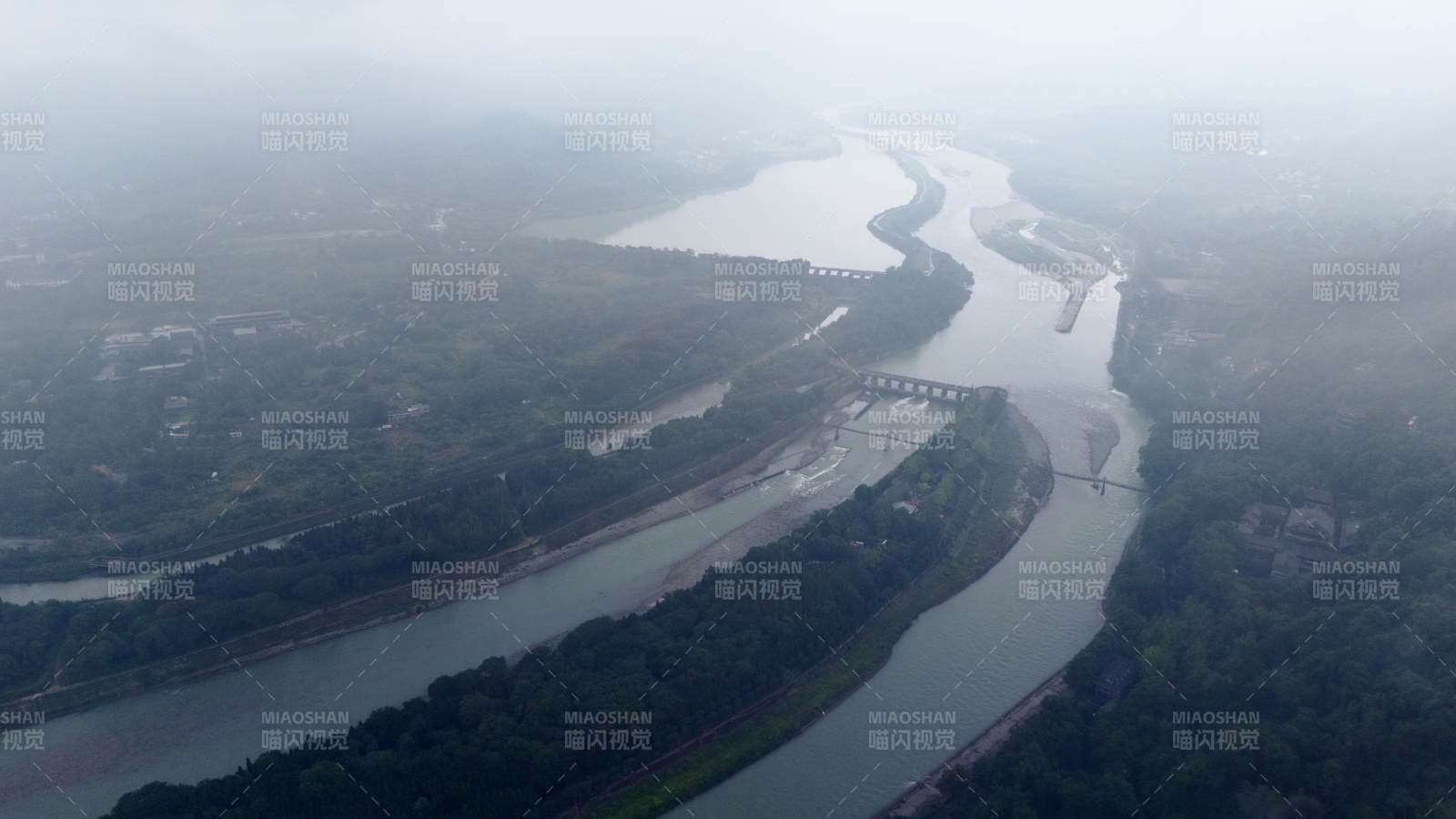 雾中河流与桥梁图片