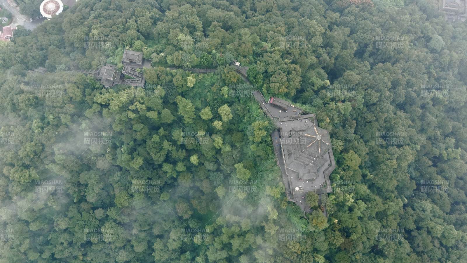 山林古堡航拍图图片