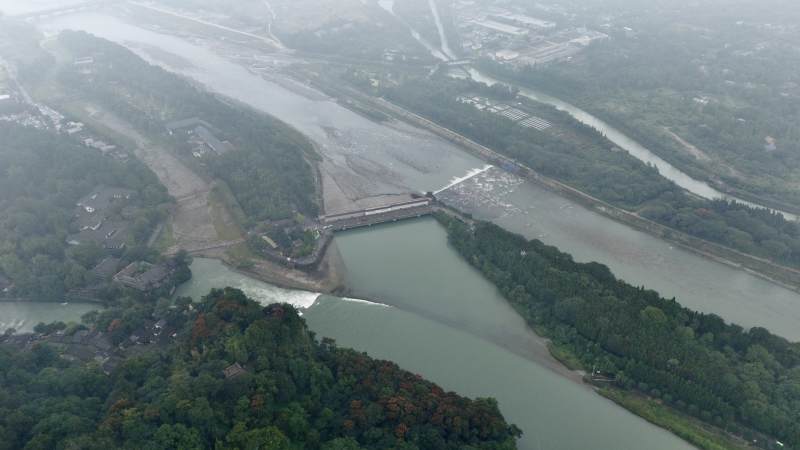 航拍河流交汇处图片