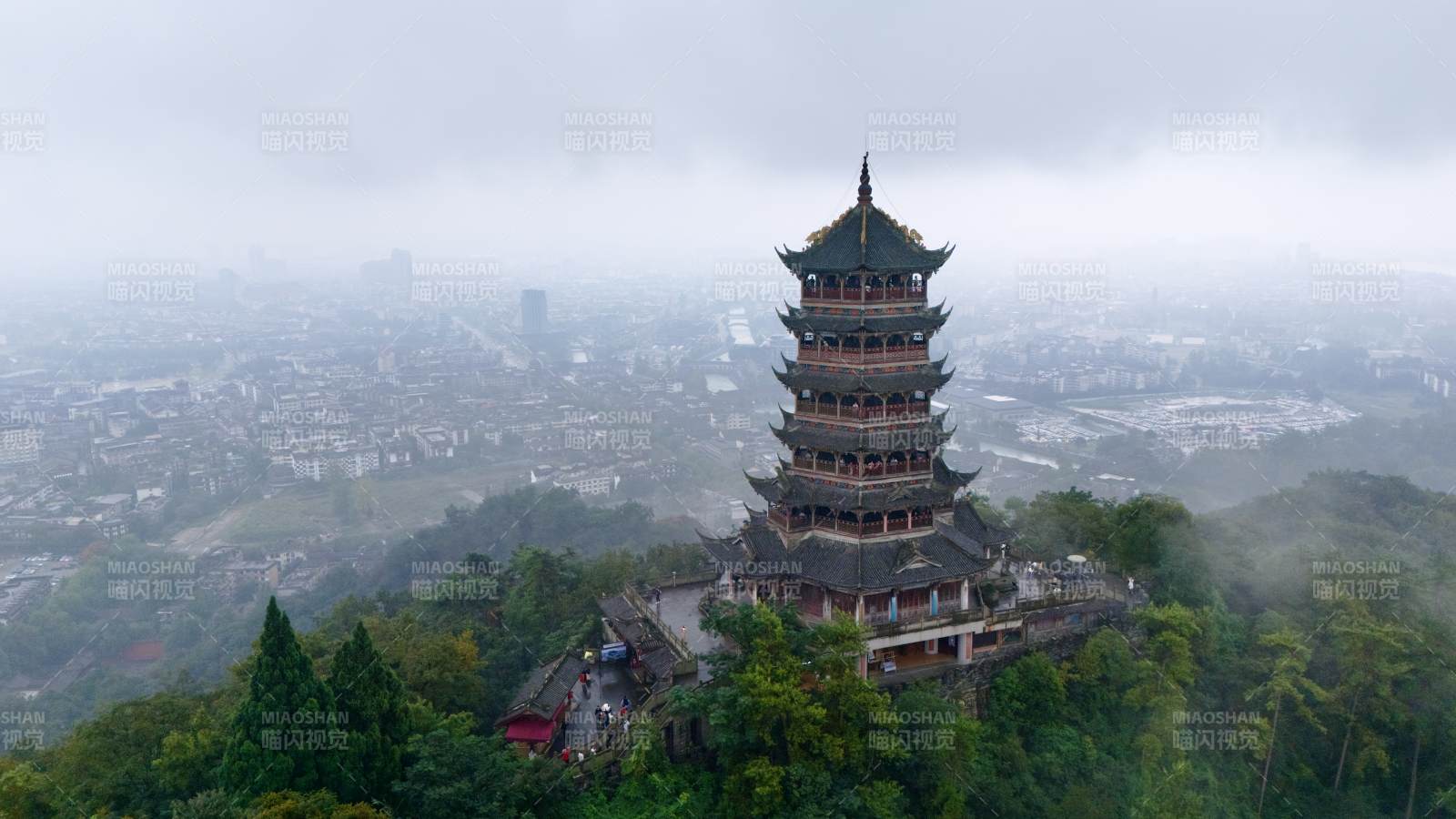 雾中古塔瞰城景图片