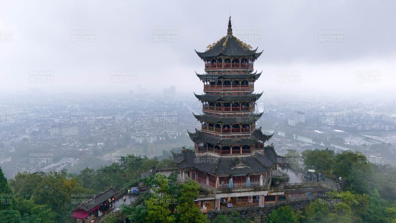 雾中古塔巍然屹立图片