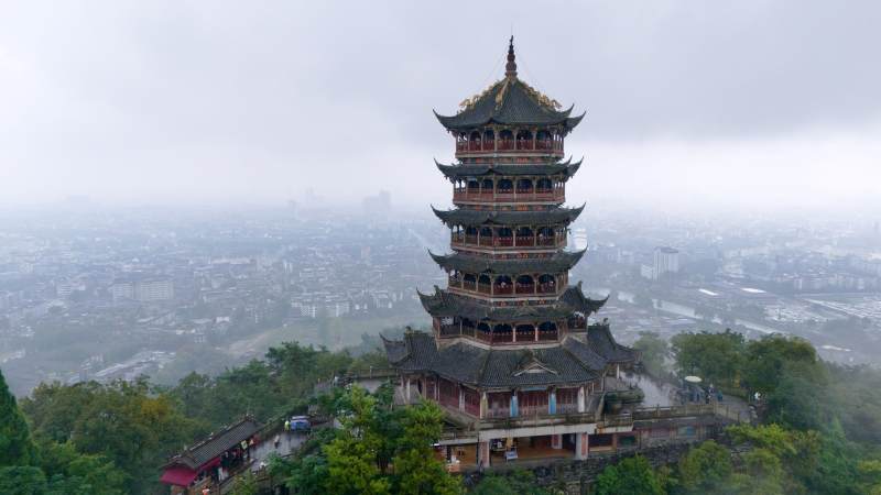 雾中古塔巍然屹立图片