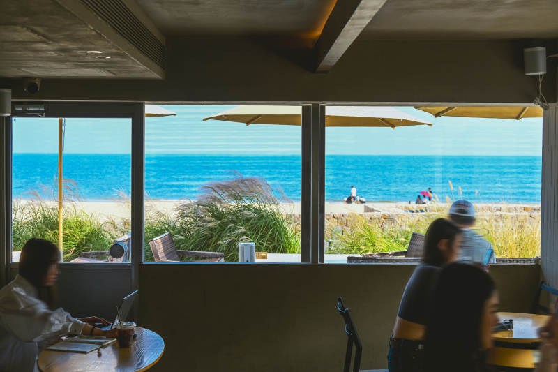 海边咖啡馆静谧时光图片