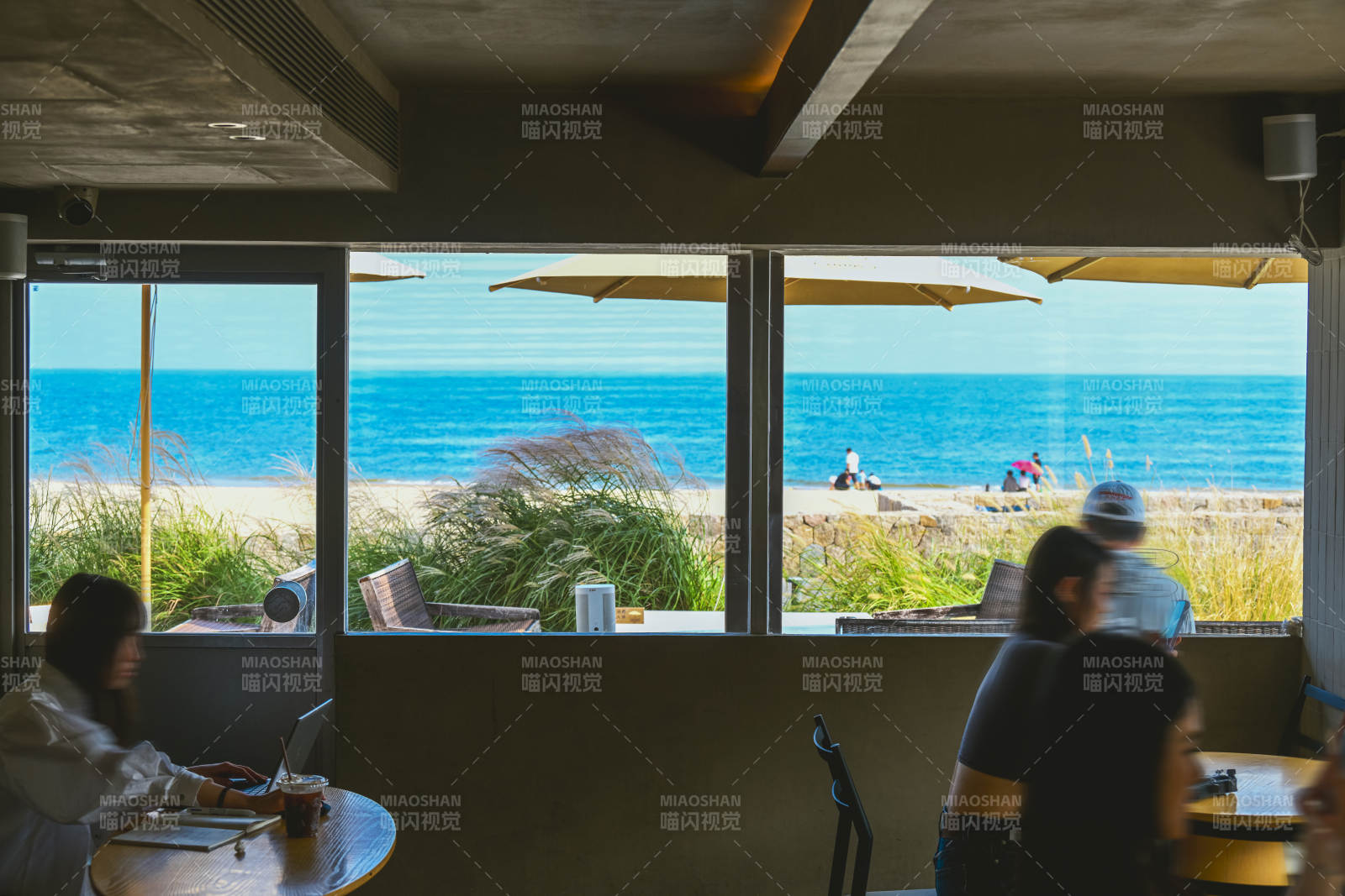 海边咖啡馆静谧时光图片