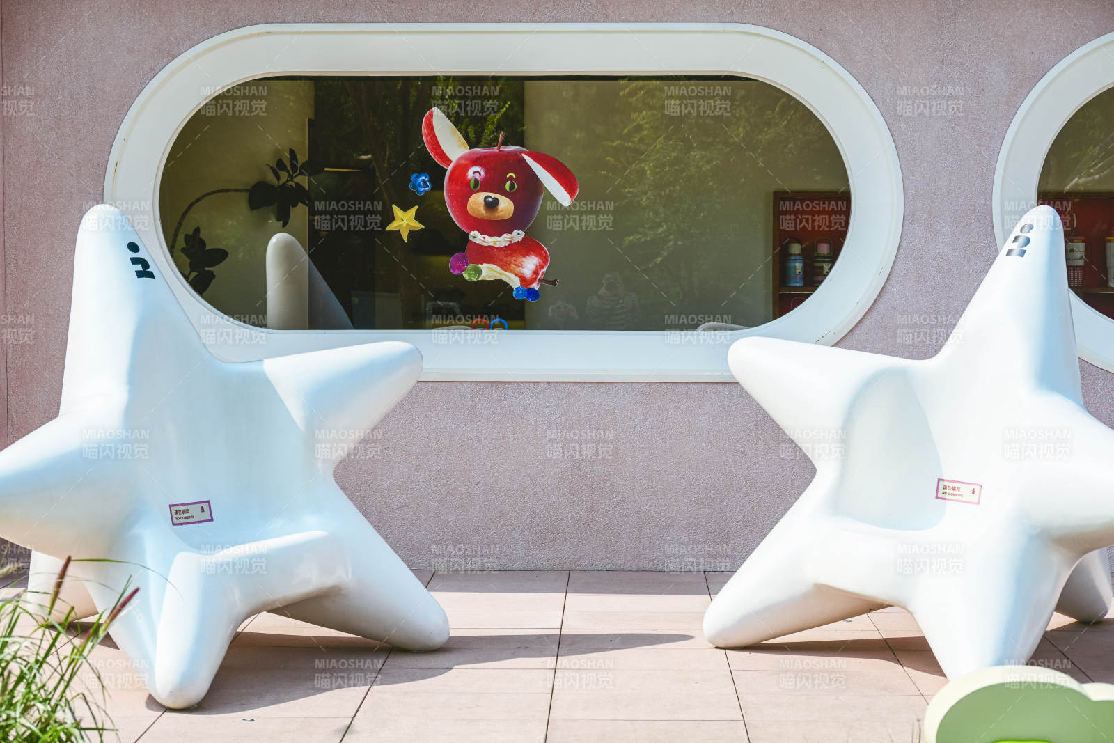 阿那亚星形座椅前的卡通兔图片