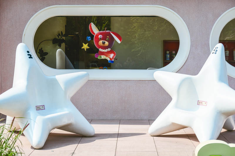 阿那亚星形座椅前的卡通兔图片