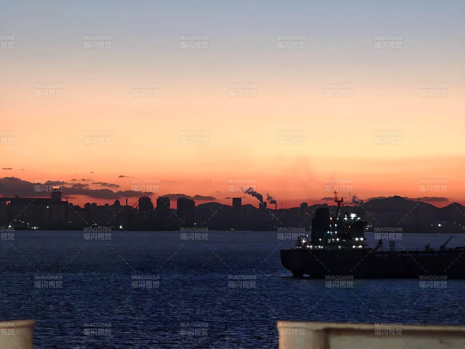 暮色中的港口船影图片