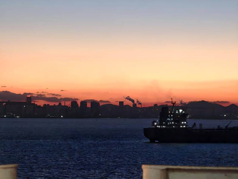 暮色中的港口船影图片