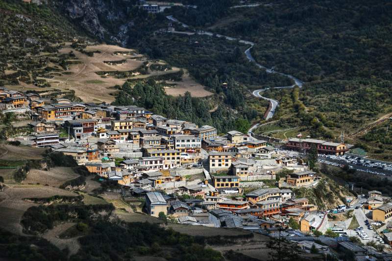 甘南山间小镇风光图片