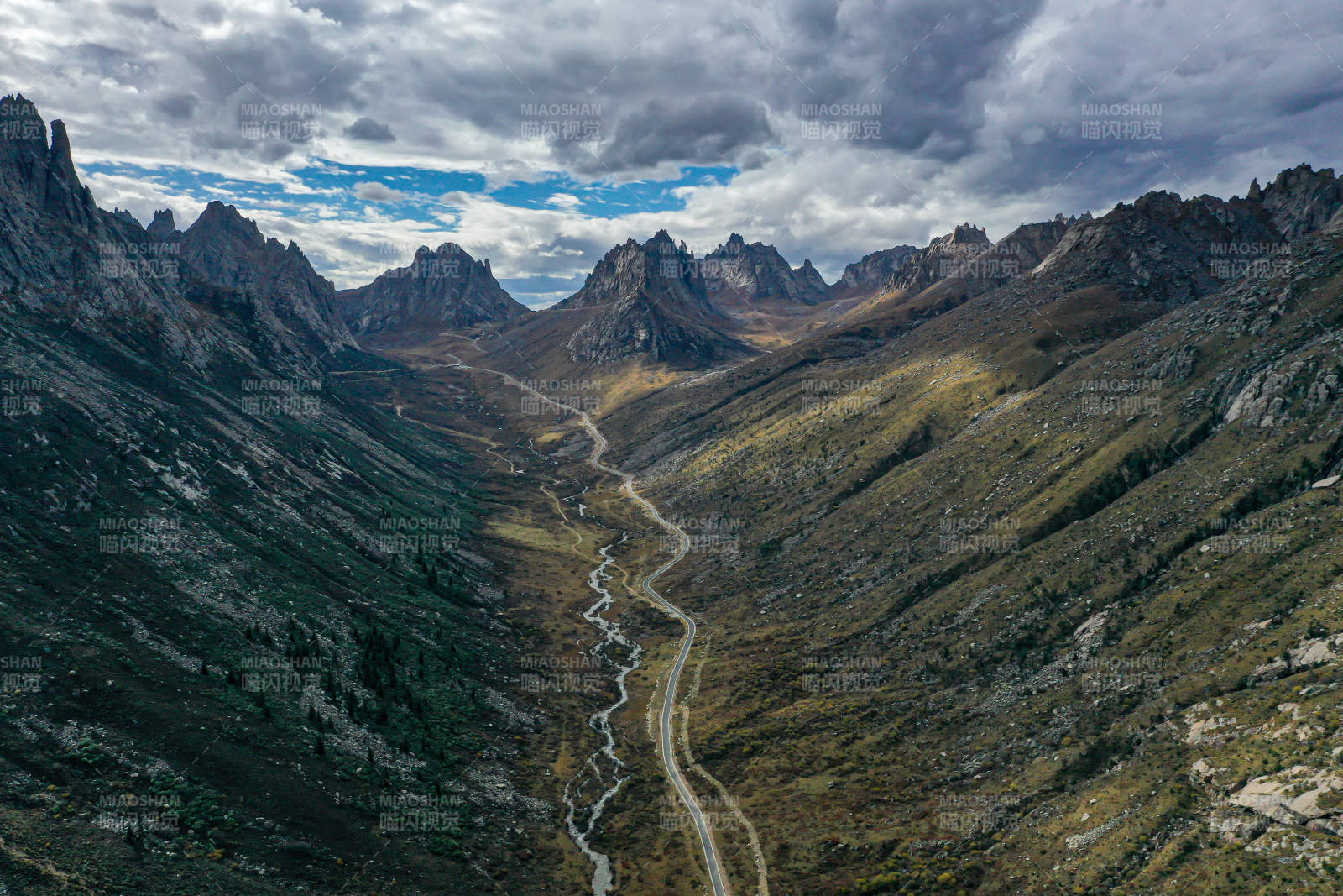 年宝叶则山间峡谷风光图片