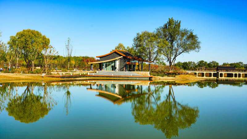 北京玉河湿地公园湖畔亭台倒影图片