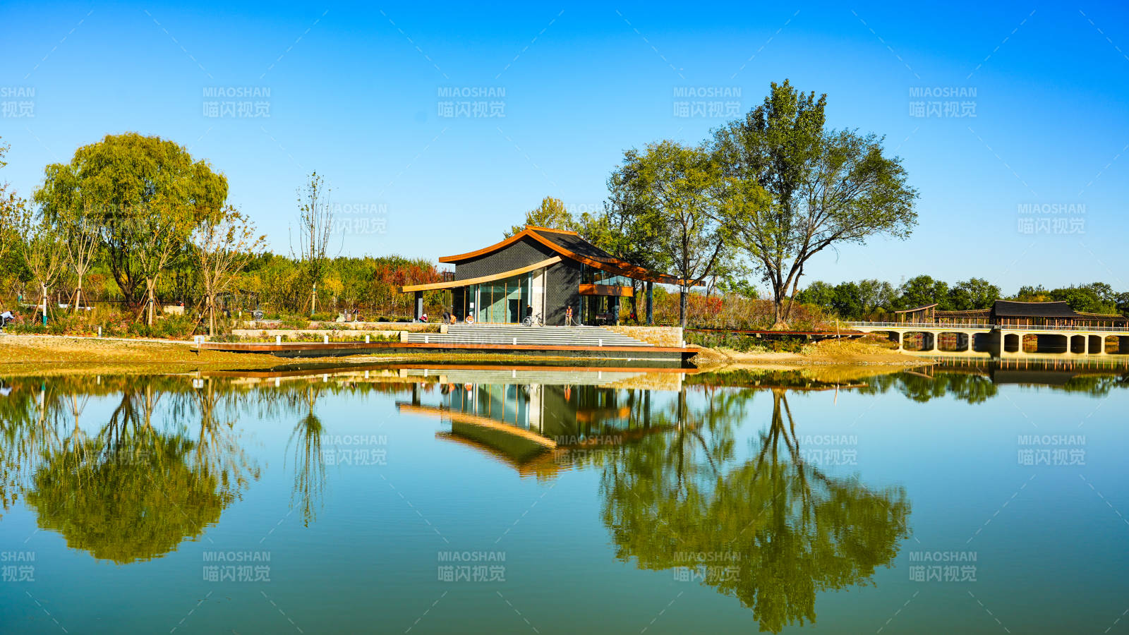 北京玉河湿地公园湖畔亭台倒影图片