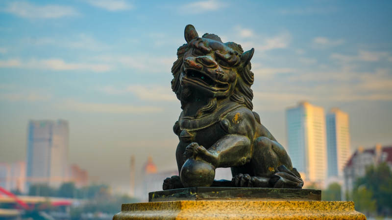 天津狮子桥铜狮守望城市天际图片