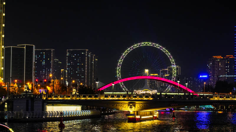 天津夜景摩天轮与桥图片