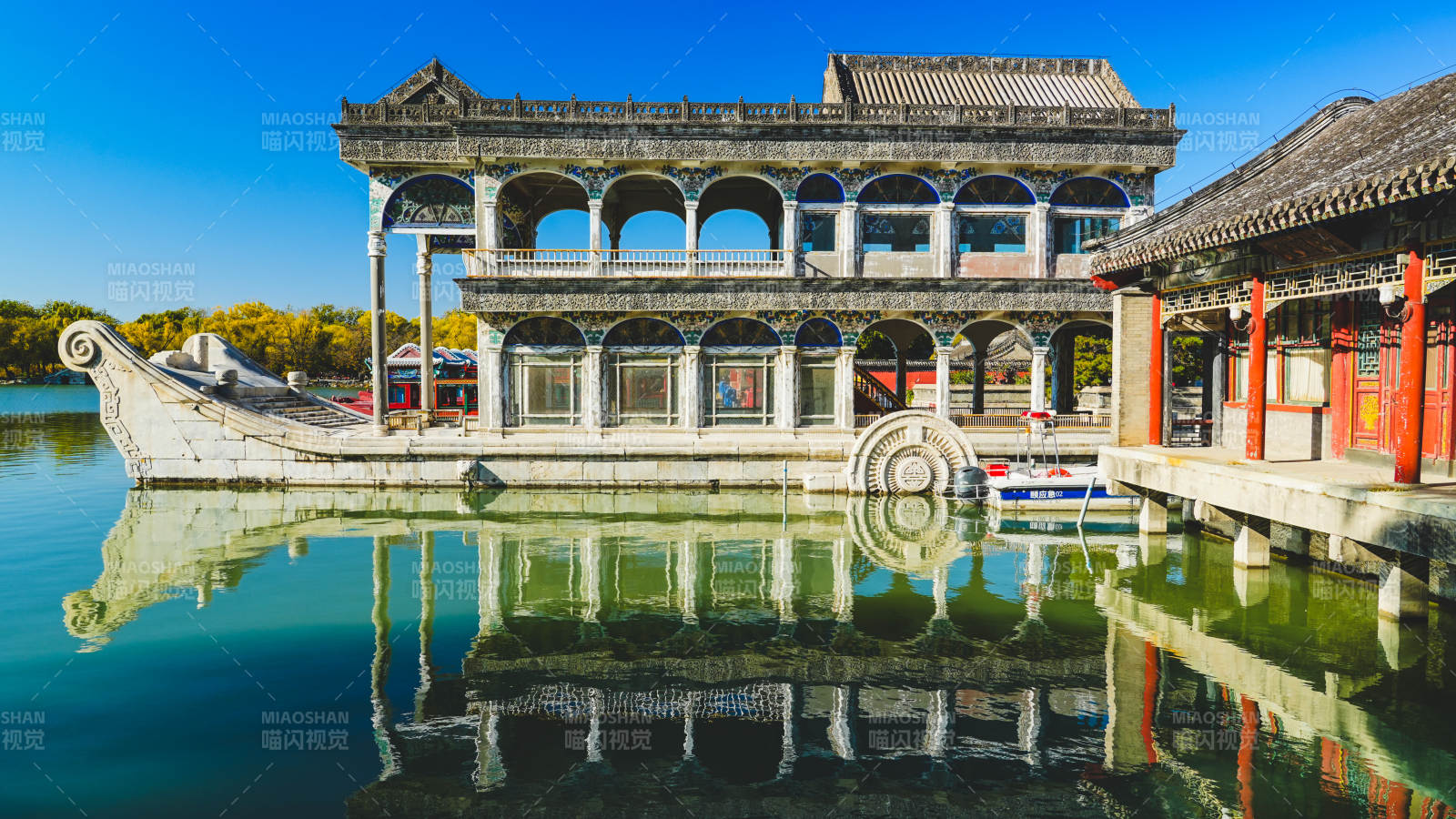 颐和园石坊湖畔古建筑倒影图片