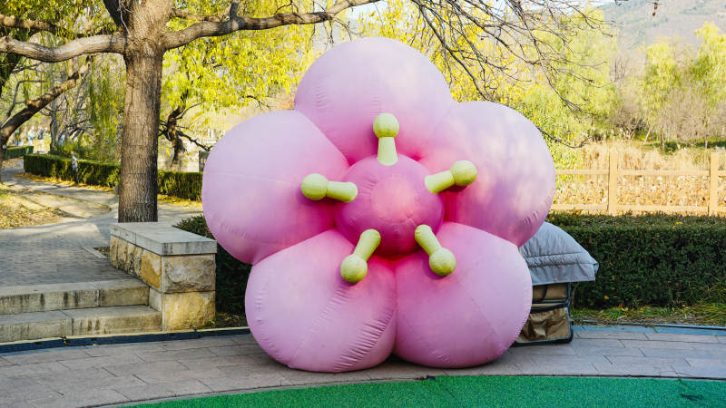 粉色花朵雕塑图片