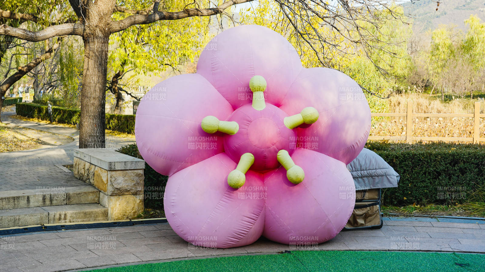 粉色花朵雕塑图片