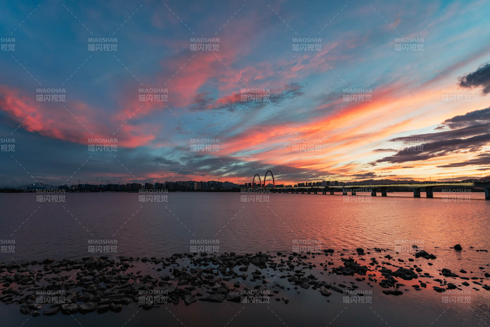 杭州之江大桥暮色火烧云图片