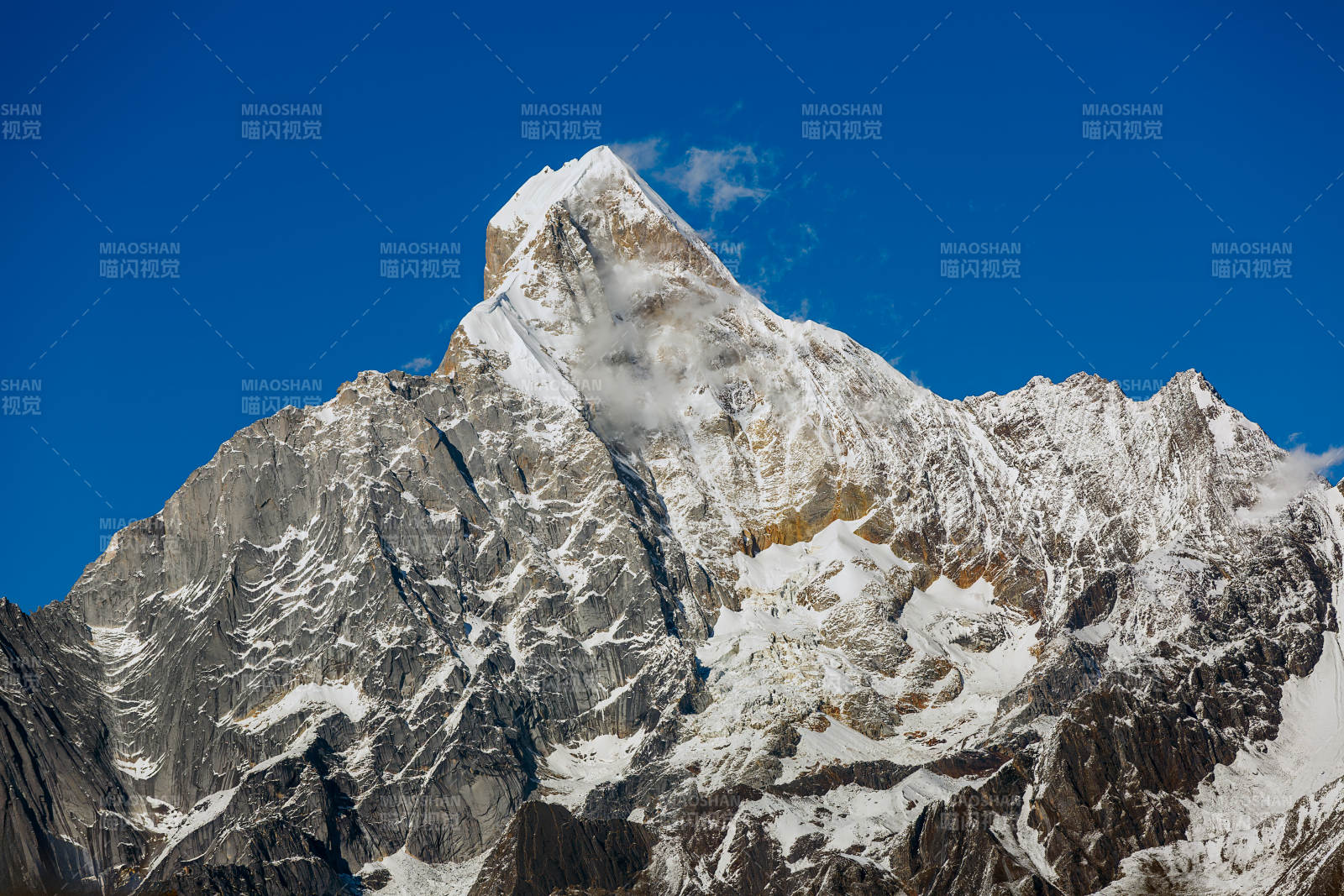 四川川西雪山之巅 蓝天映衬图片