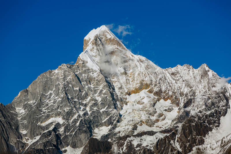 四川川西雪山之巅 蓝天映衬图片