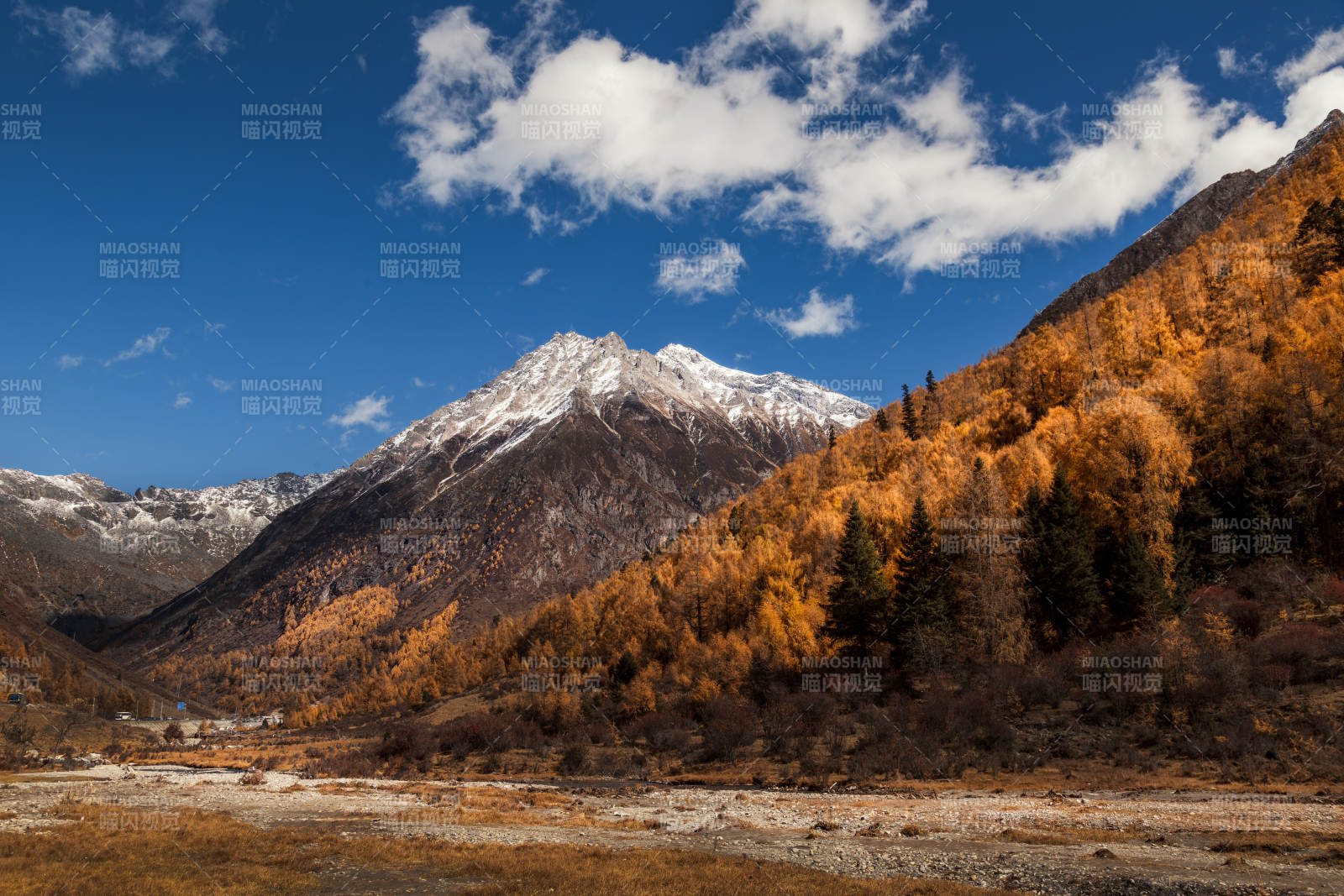 四川大二普营地秋山雪峰映蓝天图片