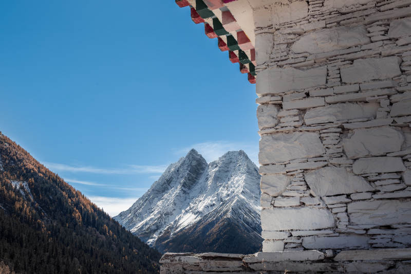 四川双桥沟雪山石屋秋景图片