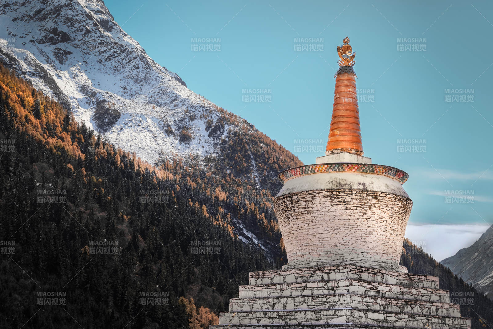 四川双桥沟雪山中的佛塔图片
