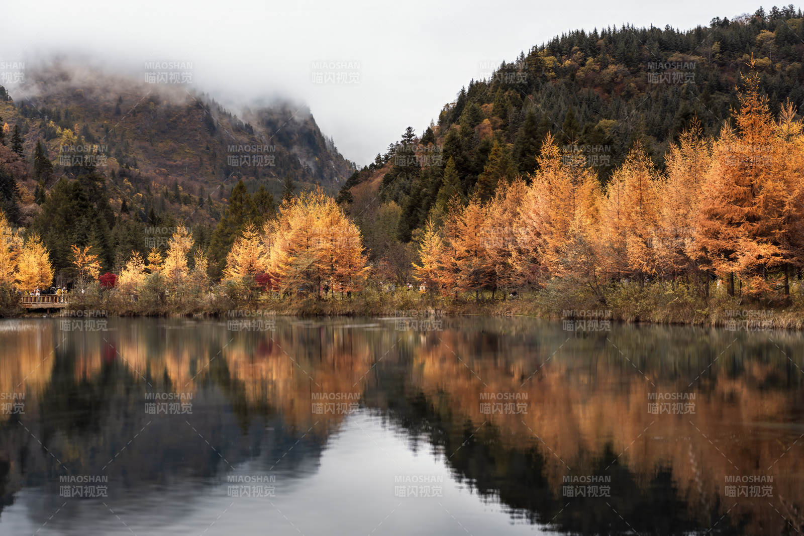 四川毕棚沟秋湖倒影山色图片
