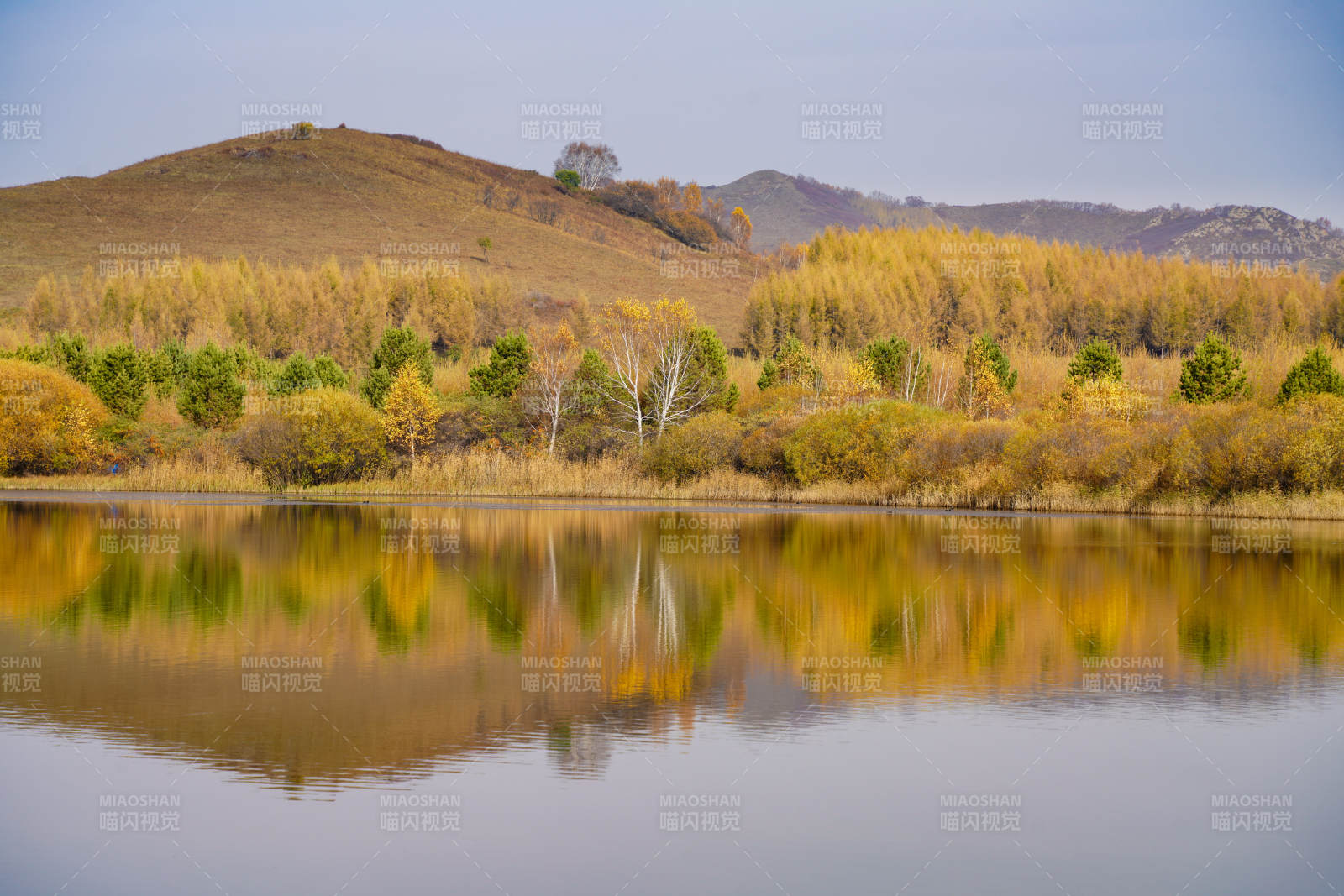 乌兰布统秋湖倒影图片