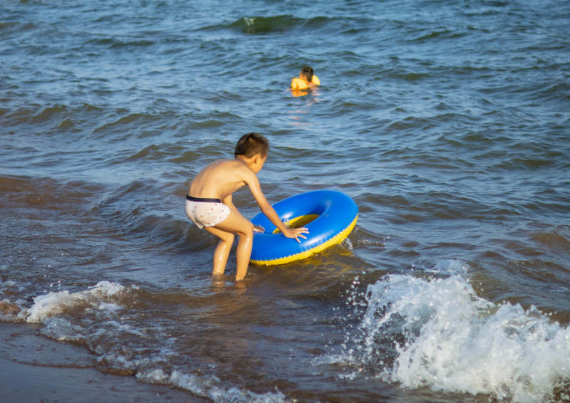 海边嬉戏的孩童图片