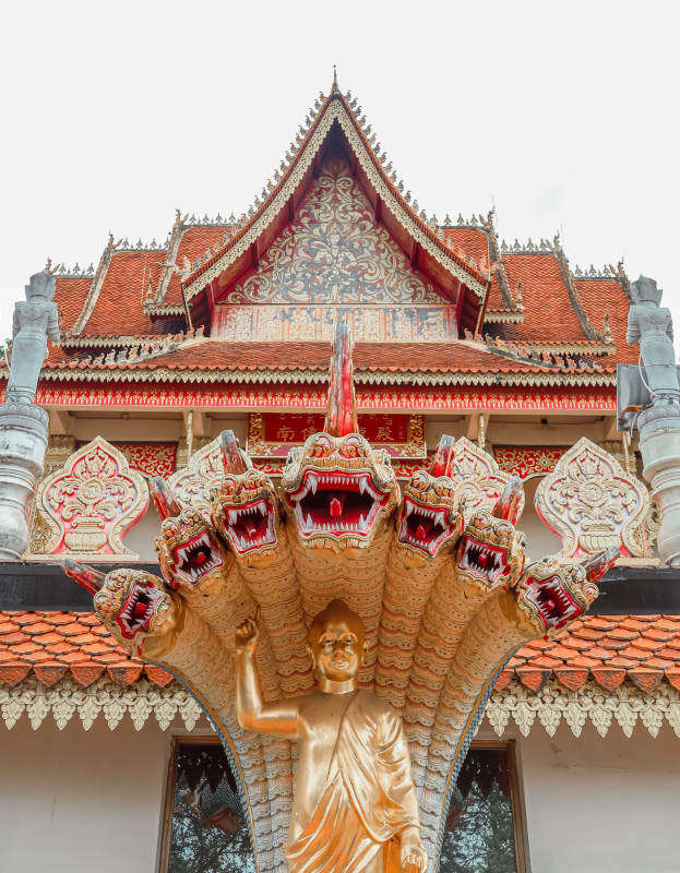 金佛庙僧人雕像建筑图片