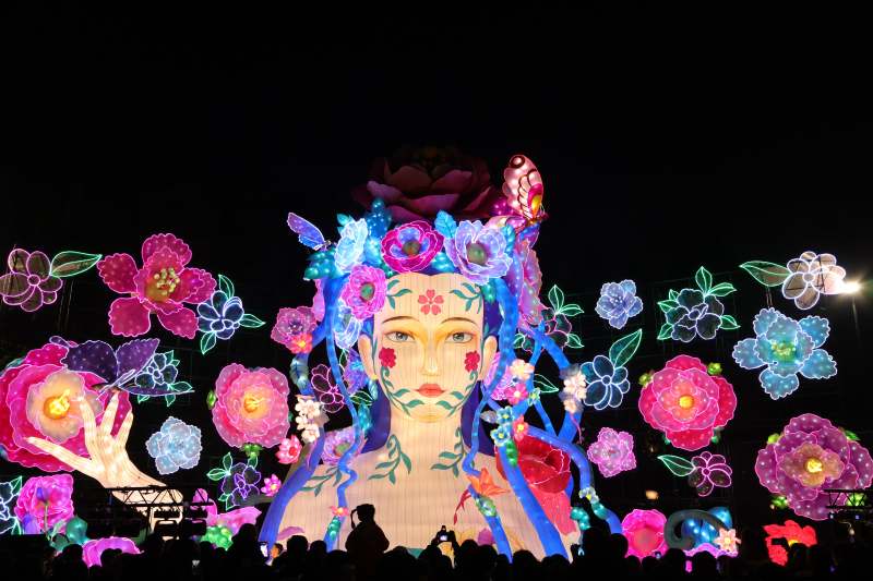 云南民族花灯美人夜景图片