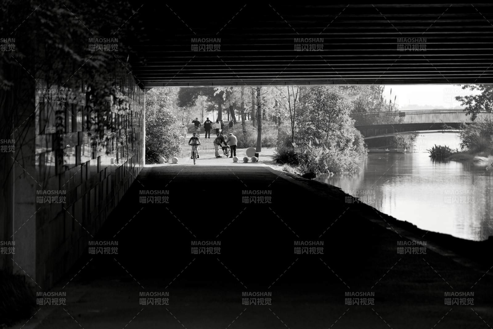 桥下行人影图片