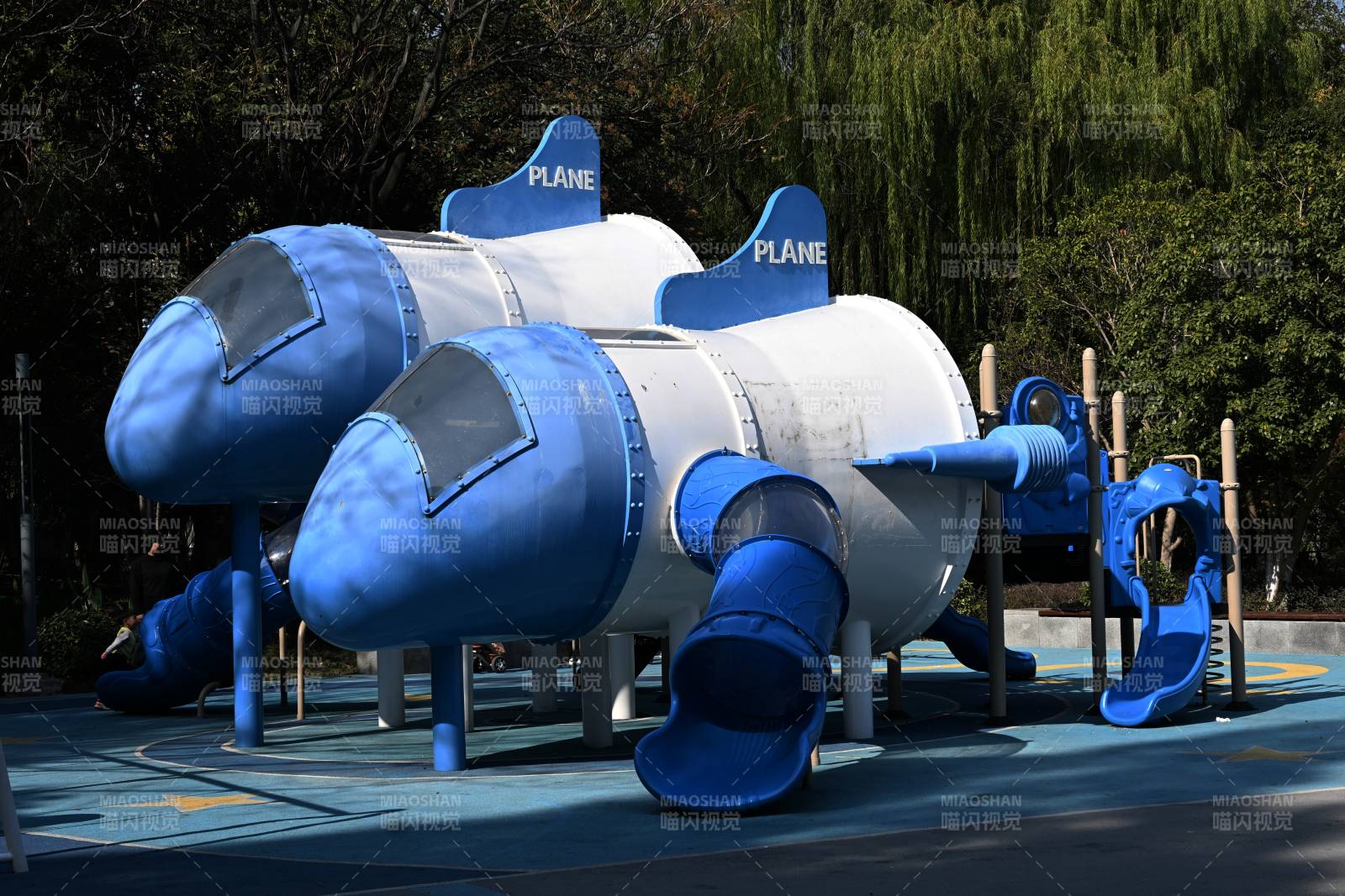 蓝色飞机造型游乐设施图片