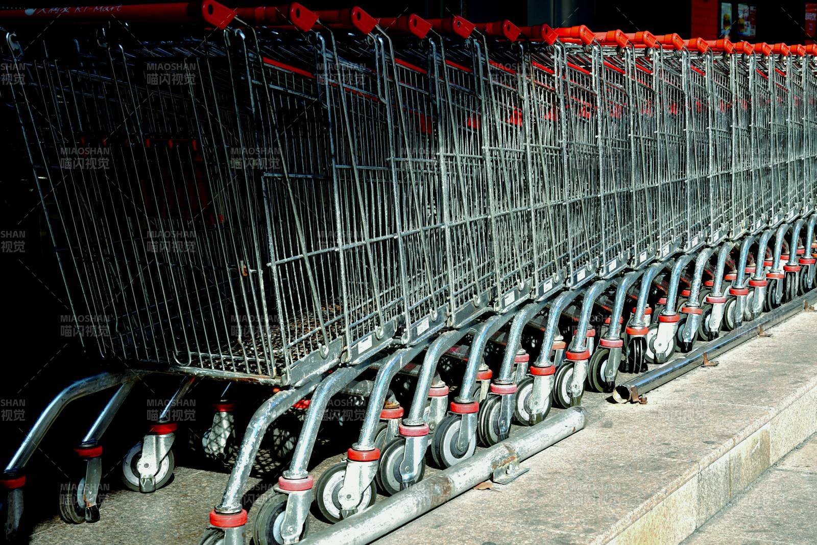 整齐排列的购物车图片