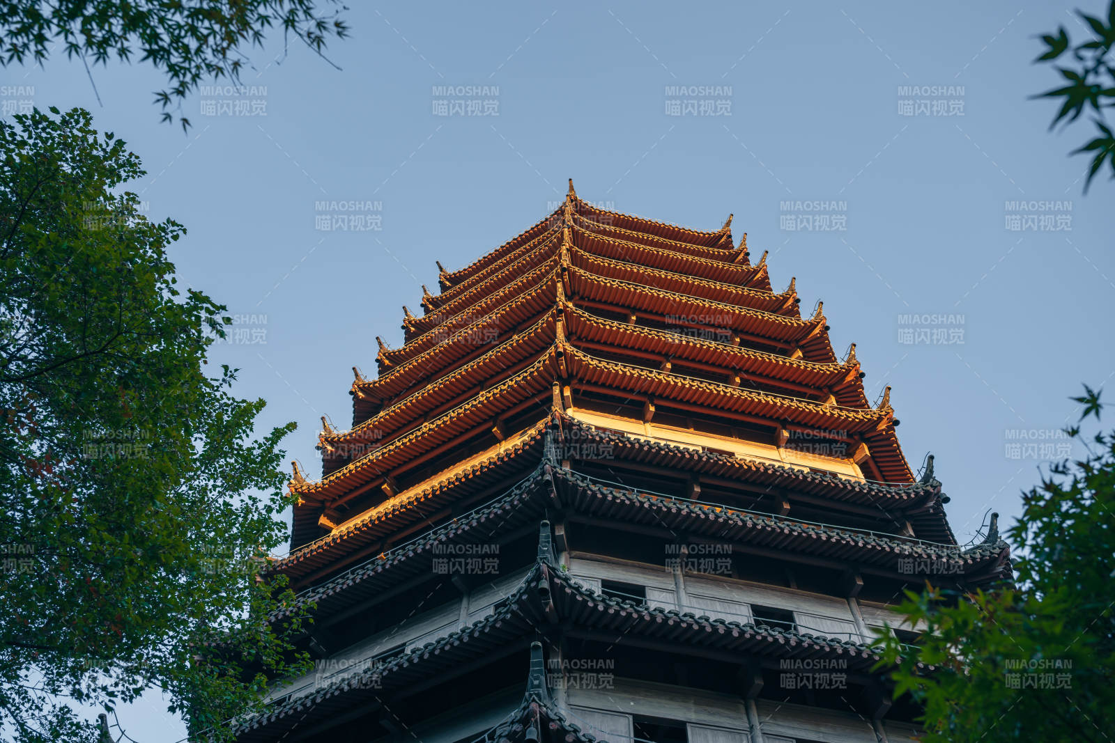 杭州六和塔古塔映蓝天图片