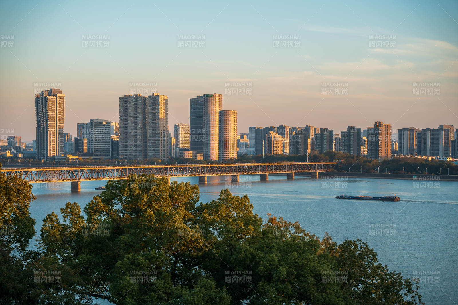 杭州钱塘江城市天际线与桥梁图片
