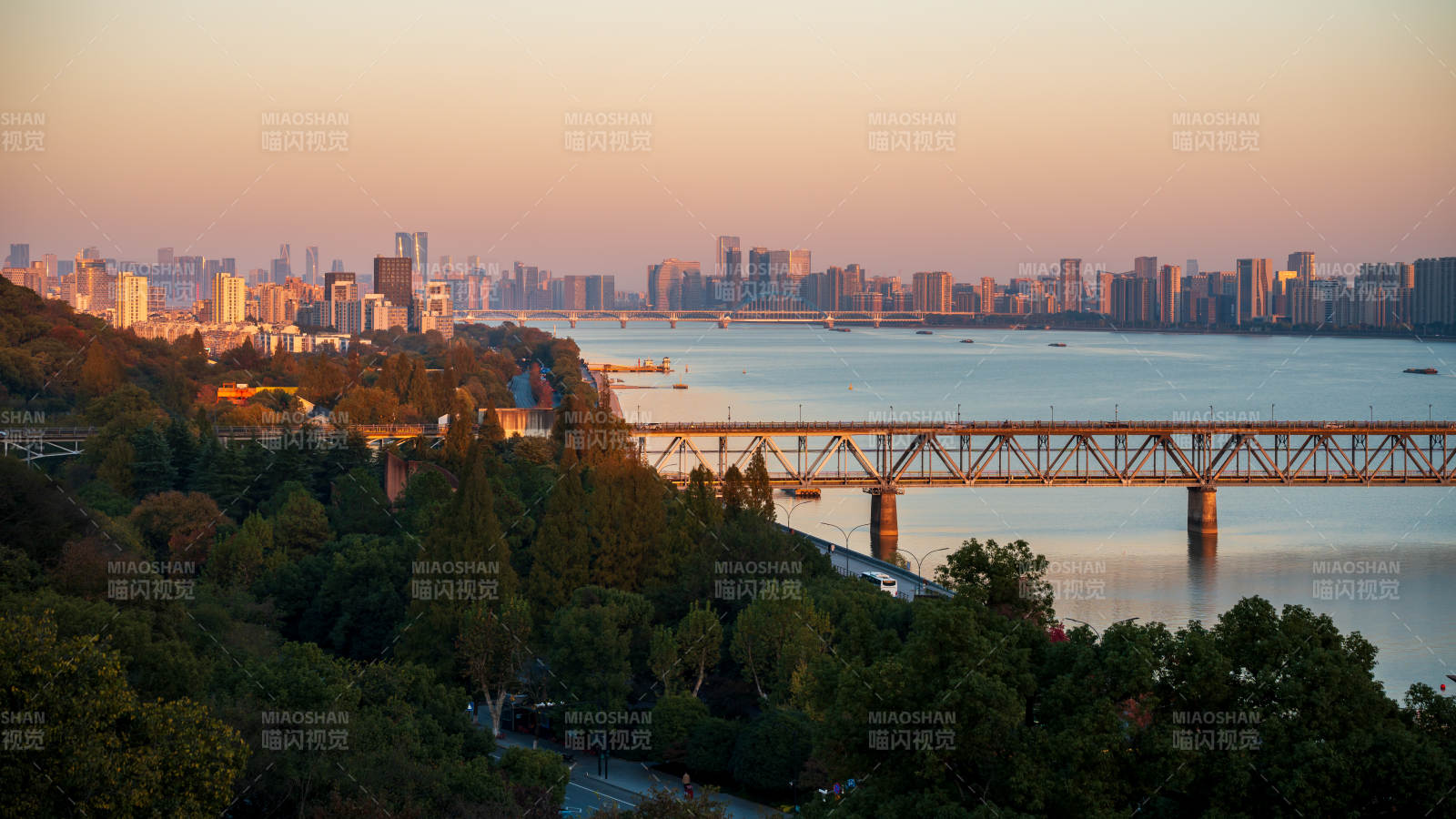 杭州钱塘江城市黄昏景图片