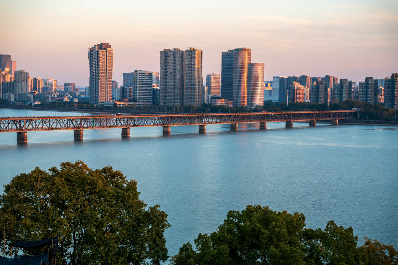 杭州钱塘江城市天际线与大桥图片