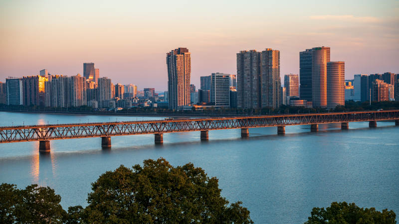 杭州钱塘江城市黄昏桥景图片