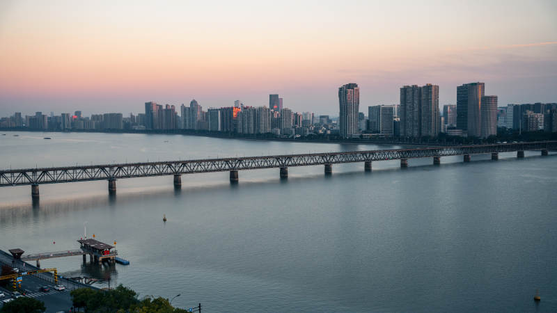 杭州钱塘江城市黄昏桥影图片