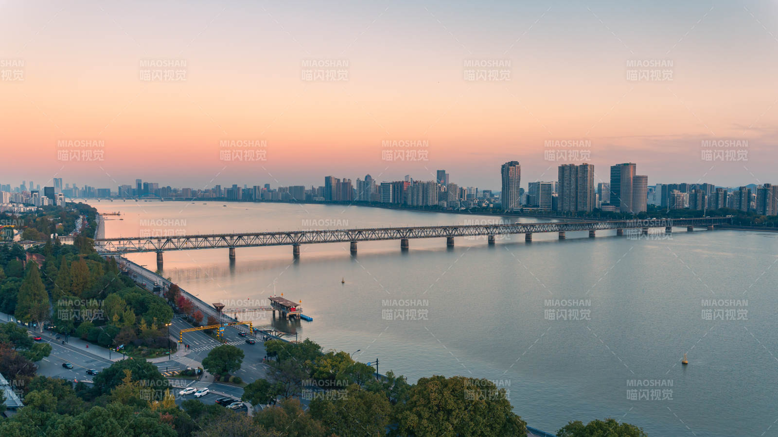 杭州钱塘江城市黄昏湖景图片