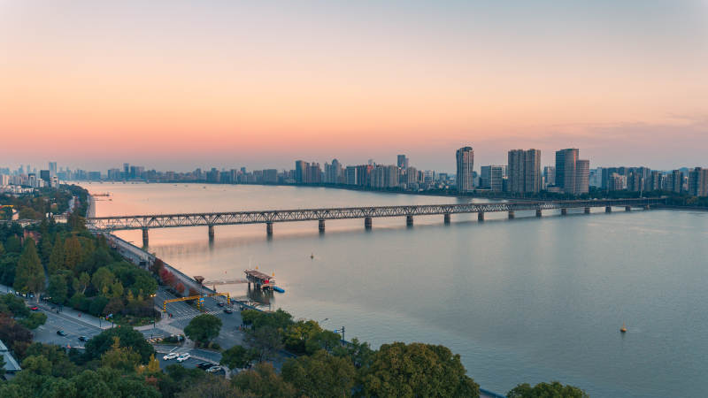 杭州钱塘江城市黄昏湖景图片