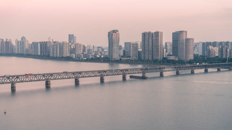 杭州钱塘江城市天际线与大桥图片