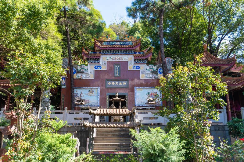 福州马尾古寺幽静绿树环绕图片