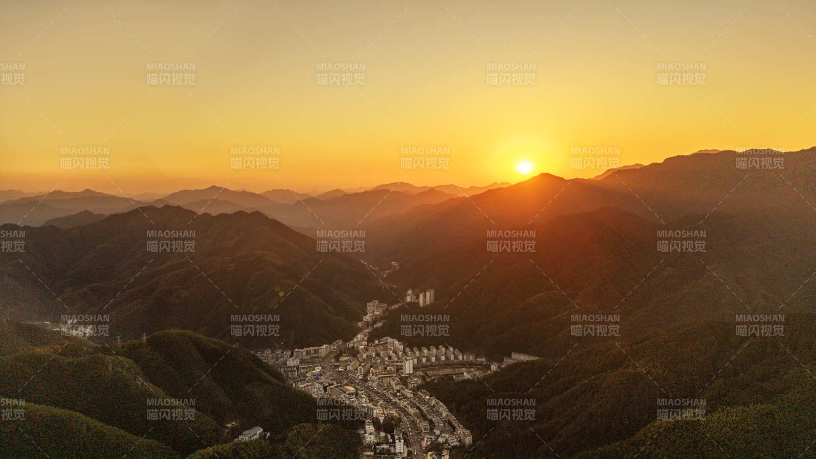 山间日落美景图片